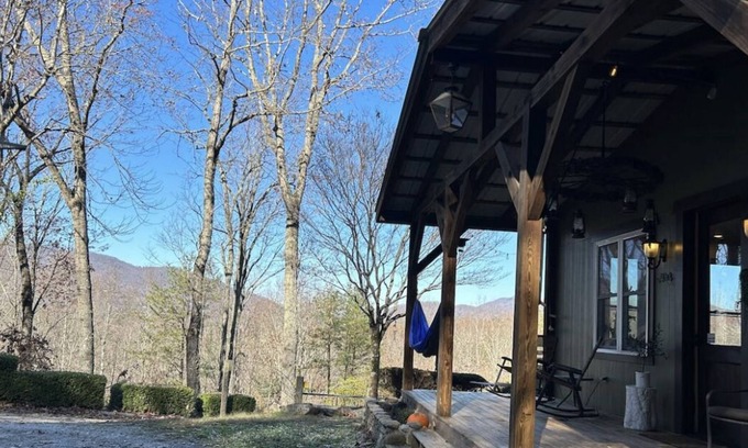 Tiger House | 4 Bedroom 3 Bath Mountain View