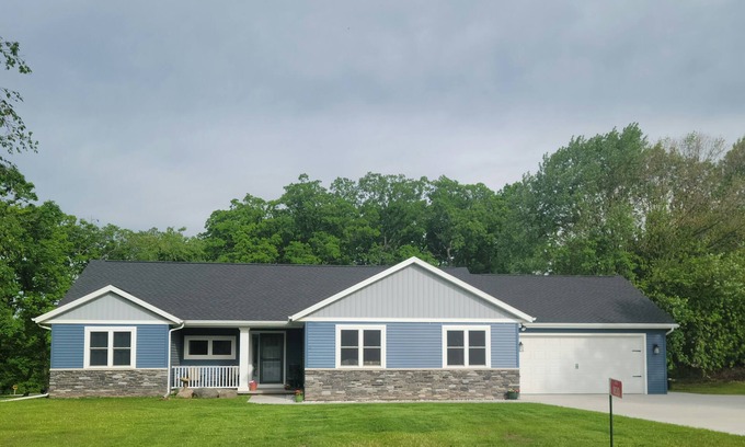 Pickett House | 4 Bedroom 3 Bath Ranch - Just Outside Oshkosh
