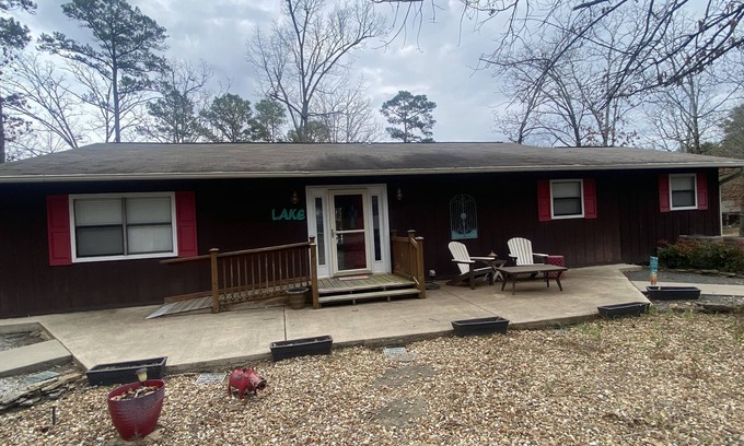 Higden House | 4 bedroom 4.5 bath family vacation home on the lake! nsleeps 12;