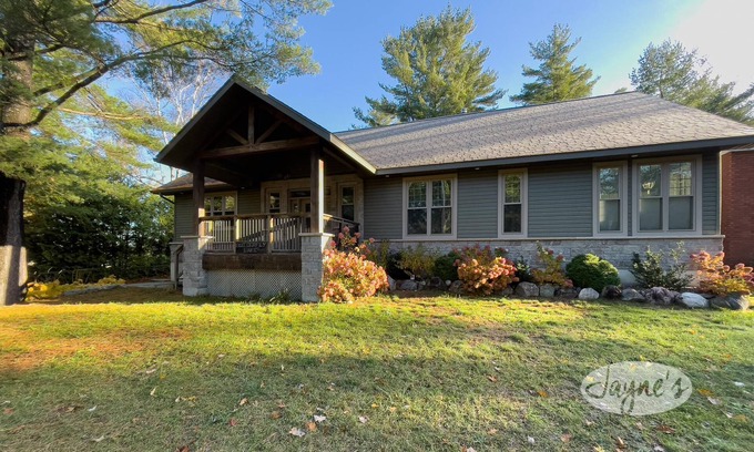 Bala Cottage | 4 bedroom, 4 bath, Quiet Butterfly Lake! Port Carling! Cozy & Spacious!