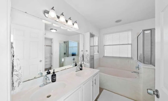 Los Cielos Apartment | 4 Bedroom: 5min to COTA/Airport 15min-Downtownnn