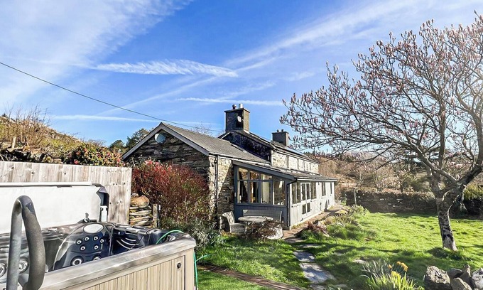 Penrhyndeudraeth Cottage | 4 bedroom accommodation in Penrhyndeudraeth, near Porthmadog