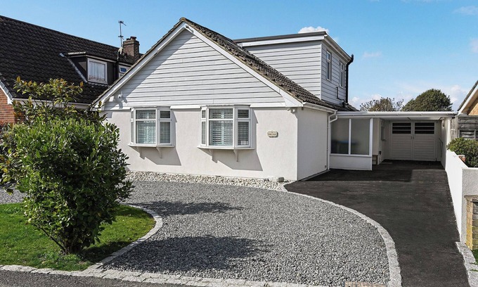 Middleton-on-Sea Cottage | 4 bedroom accommodation in Middleton-on-Sea, near Bognor Regis