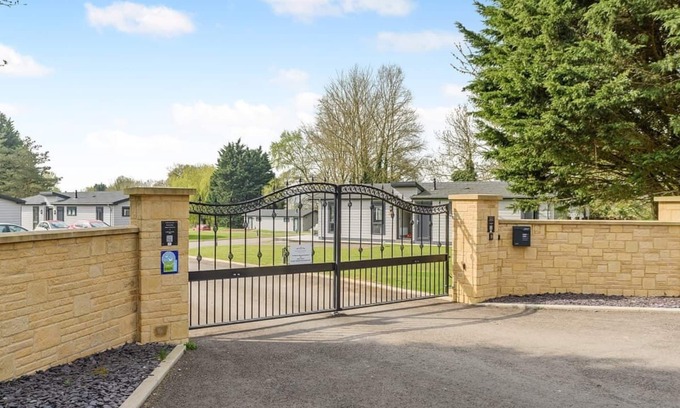 Great Coxwell Ski Chalet | 4 bedroom accommodation in Faringdon