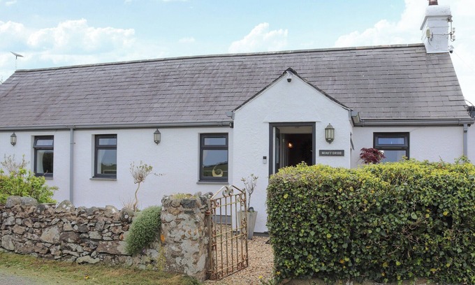 Ty Croes Cottage | 4 bedroom accommodation in Ty Croes, near Rhosneigr