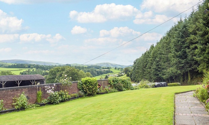 Caersws Cottage | 4 bedroom accommodation in Llandinam, near Llanidloes
