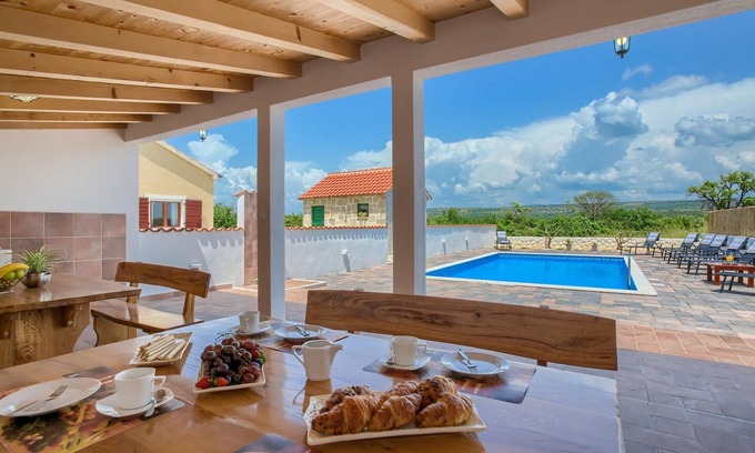 Oklaj House | 4 bedroom accommodation in Sibenik