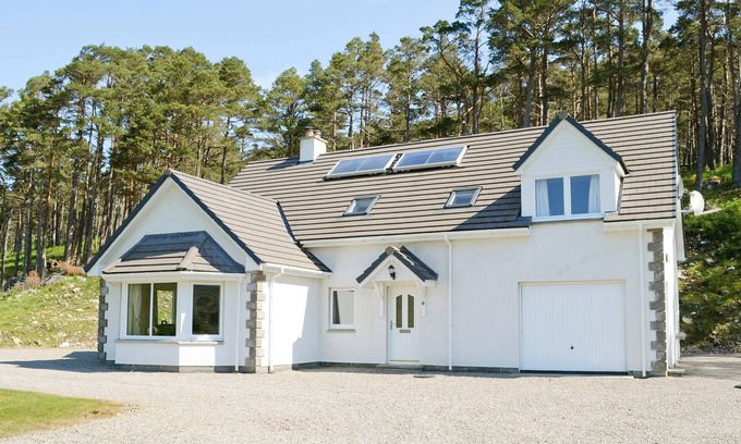 Lairg Cottage | 4 bedroom accommodation in Glen Cassley, near Lairg