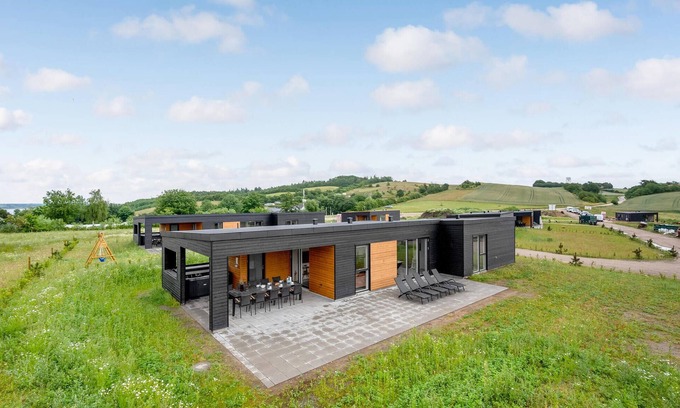 Hjarbæk House | 4 bedroom awesome home in Løgstrup