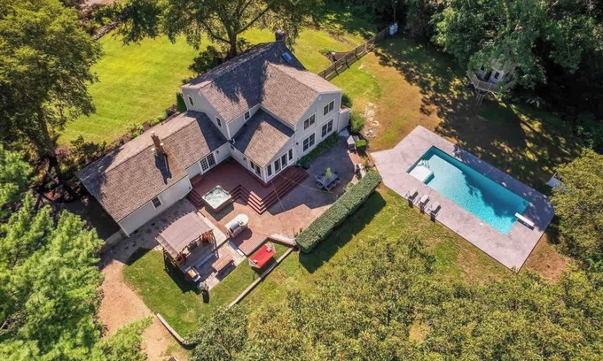 York House | 4 Bedroom Colonial, Hot Tub, Pool and Treehouse