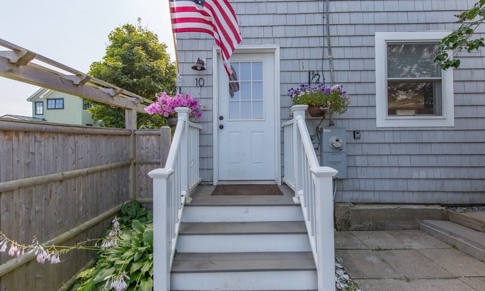 Higgins Beach House | 4 bedroom cottage 1 minute walk to Higgins Beach