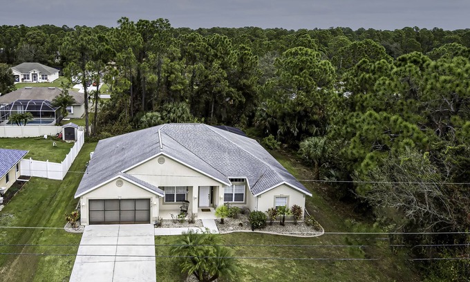 North Port House | 4 Bedroom + den, Pool home , WIFI, cable TV and Nationwide phone in home