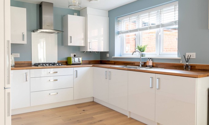 Bicester House | 4 Bedroom Detached House 5mins Walk to Shopping Village
