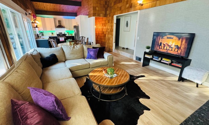 Crestline Cabin | 4 Bedroom Family Cabin 5 min stroll to Lake Gregory!