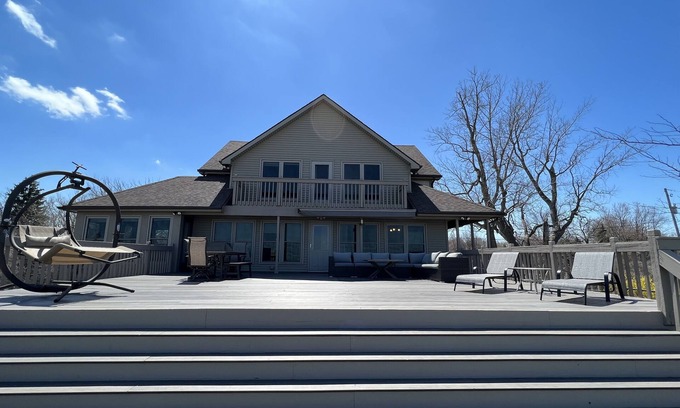 Curtice House | 4 Bedroom Family Friendly Home on Lake Erie
