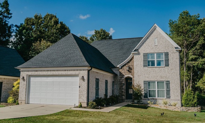 Oxford House | 4-Bedroom Gameday Oasis by the Lake