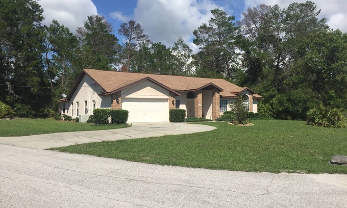 Spring Hill House | 4 Bedroom Home Retreat in Spring Hill, Heated Pool, Free Cable TV and Internet.