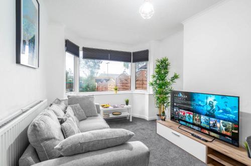 Erdington House | 4 Bedroom House - Accommodates 7 - Garden - Parking - Netflix - Wifi - 559T
