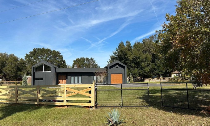 Clermont House | 4-bedroom house- Black Sheep Hideaway: Modern Countryside Serenity