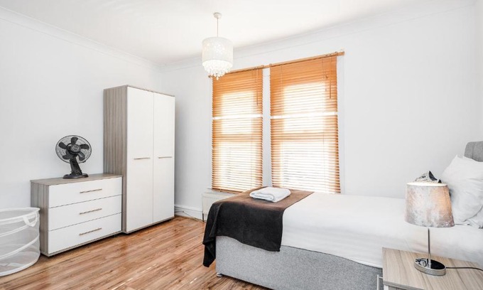 Chelmsford House | 4 bedroom House Free Parking Contractor's Haven