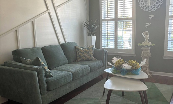 Union City House | 4-bedroom house in charming Union City near airport