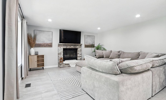 Five Corners House | 4-bedroom house in central Vancouver with WiFi, AC. King bed.