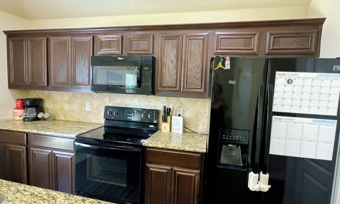 South Arlington House | 4-bedroom house in Gated Community . Perfect for extended stay