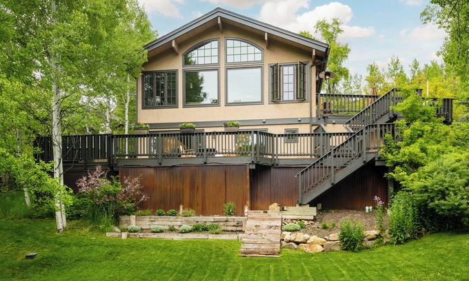 Knollwood House | 4-bedroom house in superb Aspen with WiFi. On the free bus route.