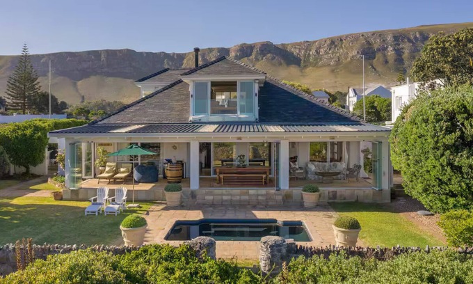 Hermanus House | 4-bedroom house overlooking the sea on the cliff path in Hermanus