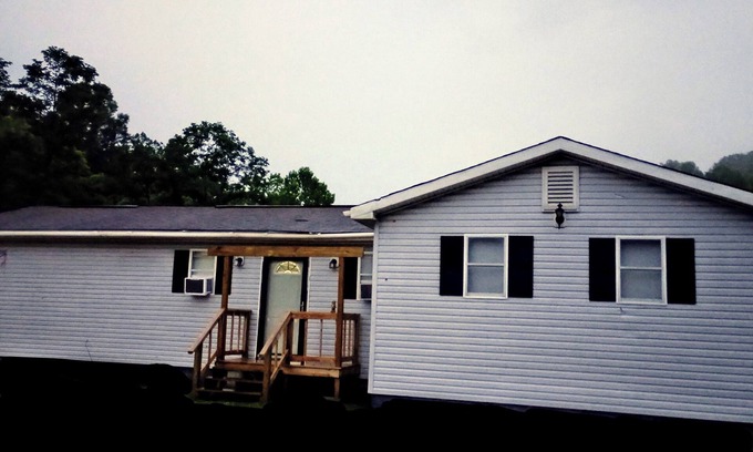 Minden House | 4 bedroom house sleeps 13 with huge backyard right before Ace Adventure resort