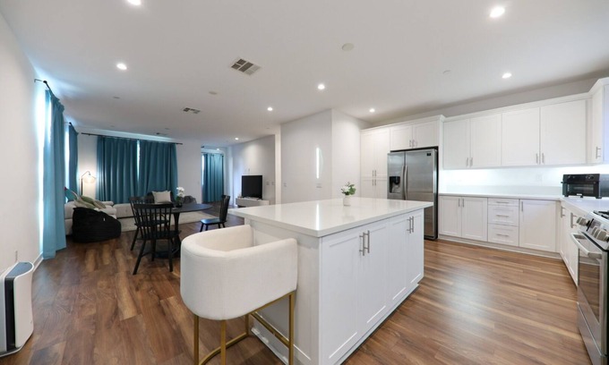 Tustin House | 4-bedroom house