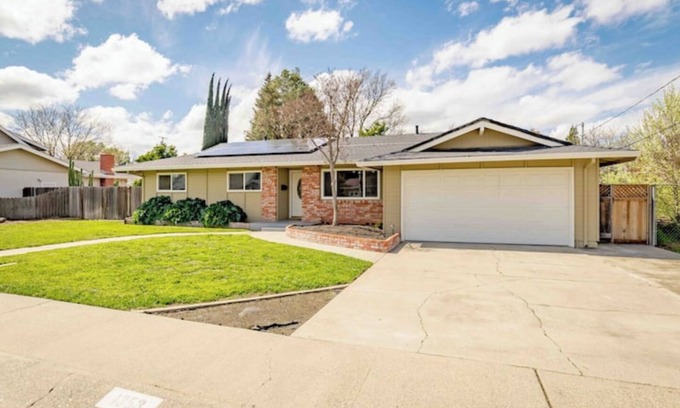 Yuba City House | 4-bedroom house w/4th room as private separate suite w/POOL