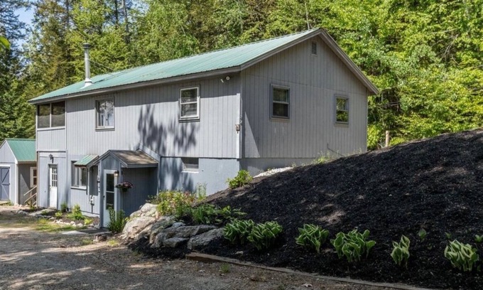 West Bridgton House | 4 bedroom house with Hot Tub, close to skiing and Moose Pond