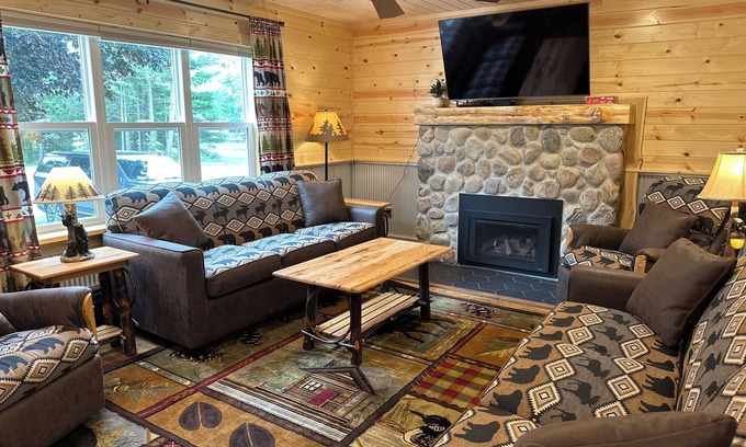 Au Train House | 4 bedroom Lodge across from AuTrain Beach & minutes to Pictured Rocks!