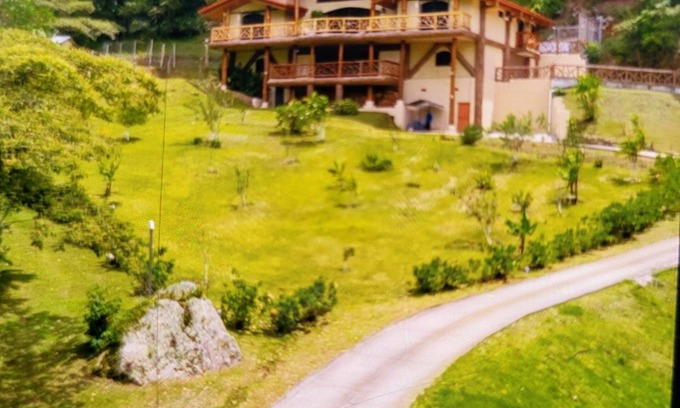 Roble House | 4-bedroom luxury farm home with spectacular views of the valley.