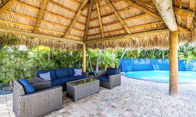 White St. Gallery Villa | 4-bedroom Modern Villa w/Guest House and resort style pool in serene Key West