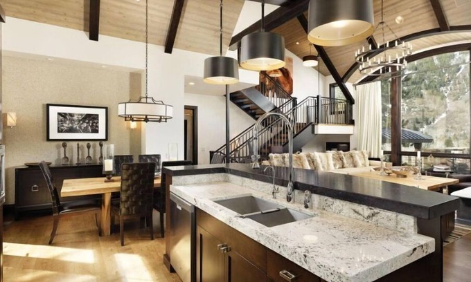 Aspen House | 4+ Bedroom Mountain Home. Walk or bus to town, easy to all 4 ski mountains