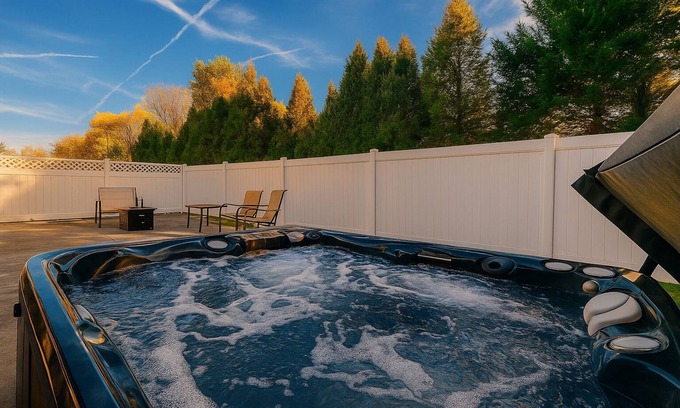 Huron House | 4 bedroom North Port w/Hot Tub