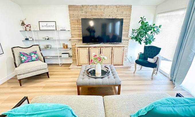 Covina House | 4-bedroom pool & game room bungalow in Ikea Covina