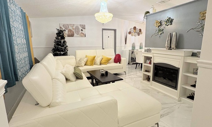 Margate House | 4-Bedroom Retreat: Near CHASE Stadium! Minutes away from the beach!
