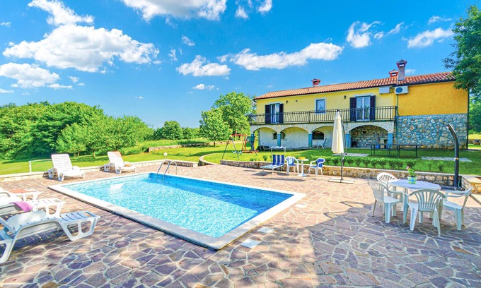 Pican House | 4 bedroom stunning home in Jurani