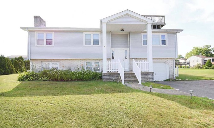 Narragansett House | 4 Bedroom Summer Home with a View!