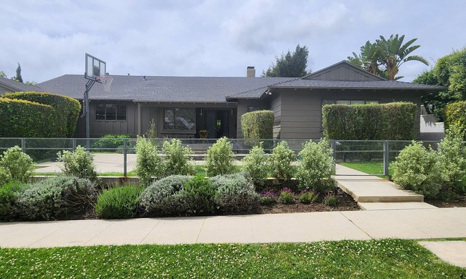 Cheviot Hills Villa | 4-bedroom villa in cool Cheviot Hills, Los Angeles with AC, fitness room, WiFi
