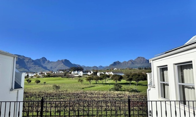 Stellenbosch Villa | 4-bedroom Villa set on prestigious golf and security estate - Cape Winelands