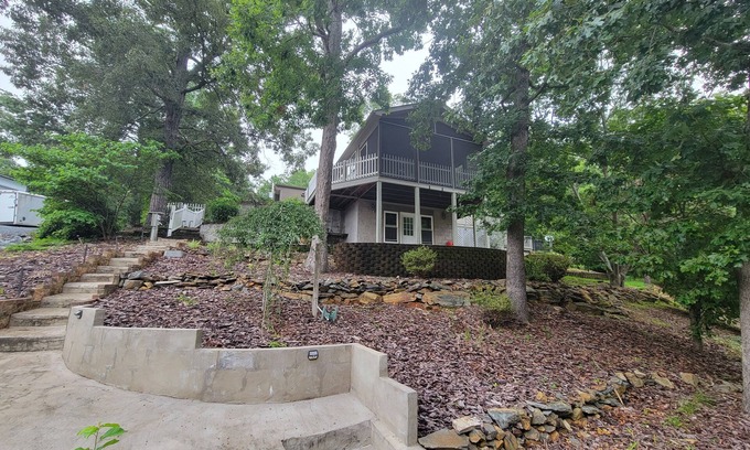 New London House | 4-bedroom waterfront house in welcoming New London with WiFi and kayaks.