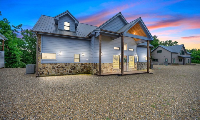 Golden Cabin | 4 Bedrooms | 12 Guest | 3.5 Baths