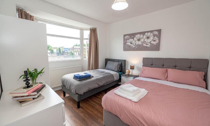 Greenwich House | 4 bedrooms,2 bathrooms house with free parking
