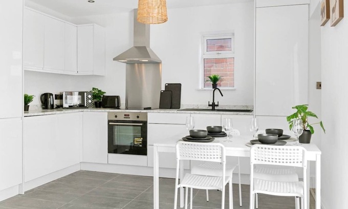 Alfreton House | 4 Bedrooms - 3 Bathrooms House