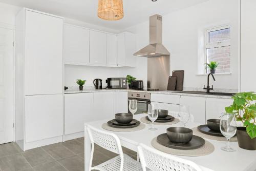 Alfreton House | 4 Bedrooms - 3 Bathrooms House
