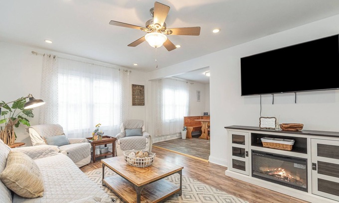 Benton Harbor House | ★4 Bedrooms! Close to beaches, golf and wineries!